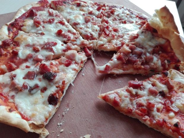 Przepis  włoska pizza z szynką i mozzarellą przepis