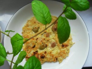 Omlet serowy makaronowy  prosty przepis i składniki