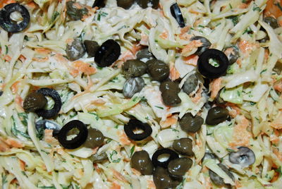 Surówka z kapusty ,kaparów i czarnych oliwek