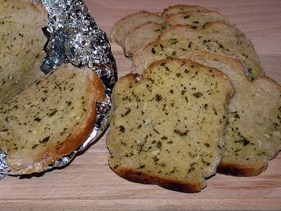 Chleb z masłem ziołowym na grilla