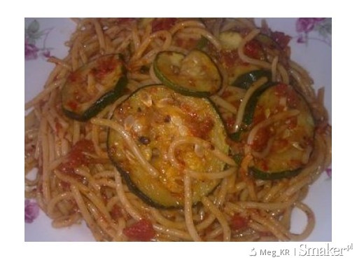 Spaghetti z sosem pomidorowo paprykowym z plastrami cukini ...