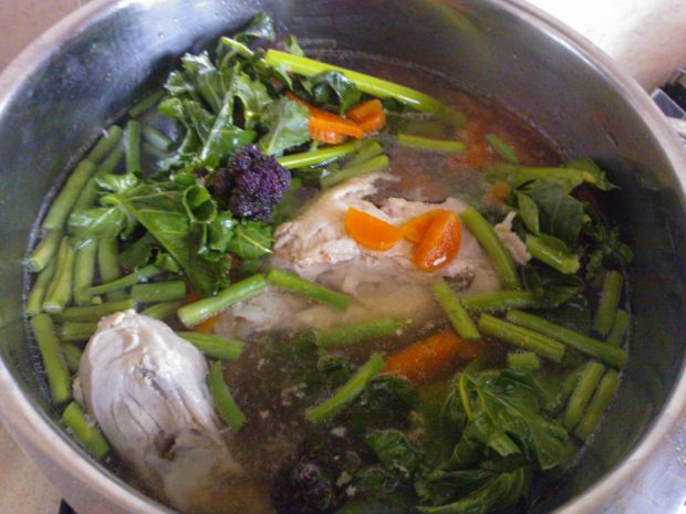Przepis  zupa warzywna z fioletowym brokułem przepis