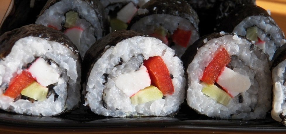 Sushi z paluszkami krabowymi papryką i ogórkiem (autor: koper ...