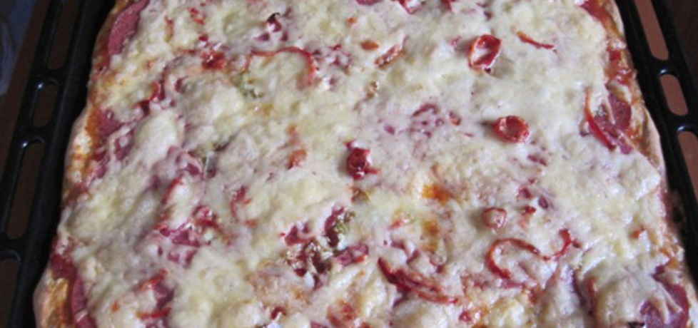 Pikantna pizza z salami i serem (autor: jolantaps)