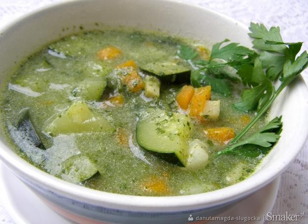 Zupa zielono mi:szpinak,cukinia, warzywa, czosnek, masło ...