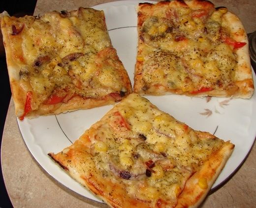Przepis  pizza z czerwoną cebulką i kukurydzą przepis