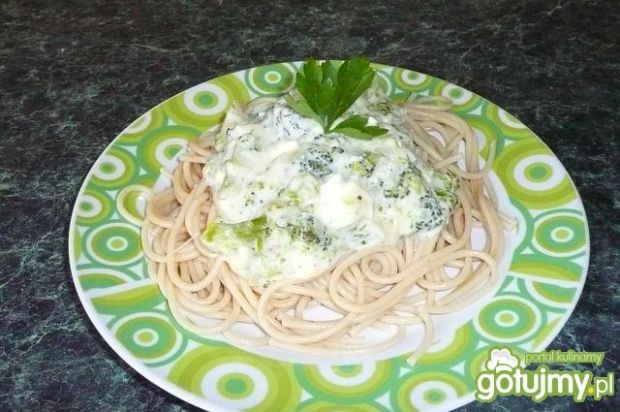 Przepis  spaghetti z sosem serowo brokułowym przepis