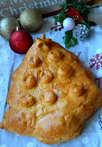 Świąteczny kulebiak choinka z kapustą i grzybami