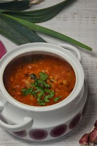 Zupa czosnkowa z soczewicą i porem