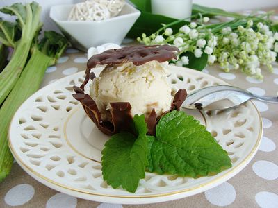 Rabarbarowe lody w ażurkach czekoladowych