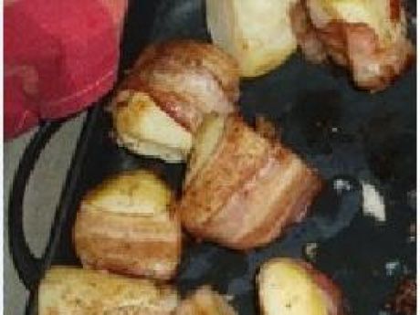 Przepis  pieczone ziemniaki z boczkiem i szynką przepis