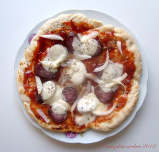 Drożdżowa pizza z patelni