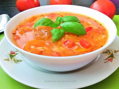 Pikantna zupa pomidorowa z ryżem i czerwoną papryką ...