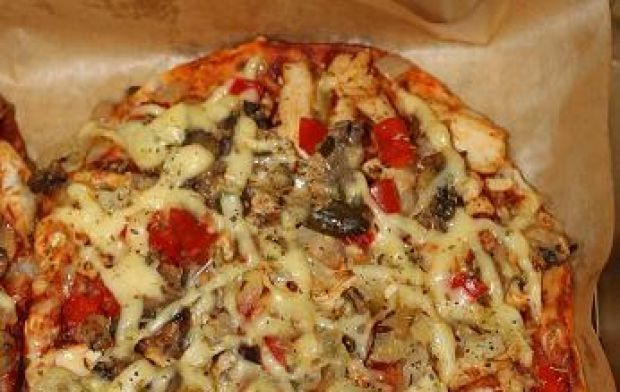 Przepis  pizza z kurczakiem, papryką i groszkiem przepis