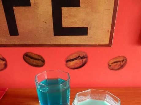 Przepis  dwa drinki na bazie blue curacao przepis
