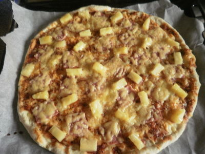 Pizza z ananasem i szynką