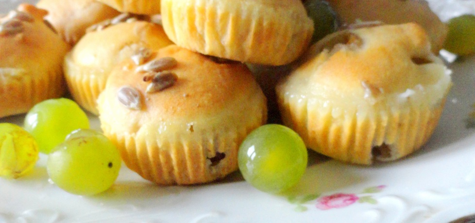 Muffinki z winogronem i musem jabłkowo